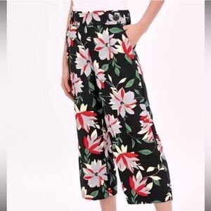 Zara trf collection Black Multicolor Floral Wide
Leg Cropped Pants size XS